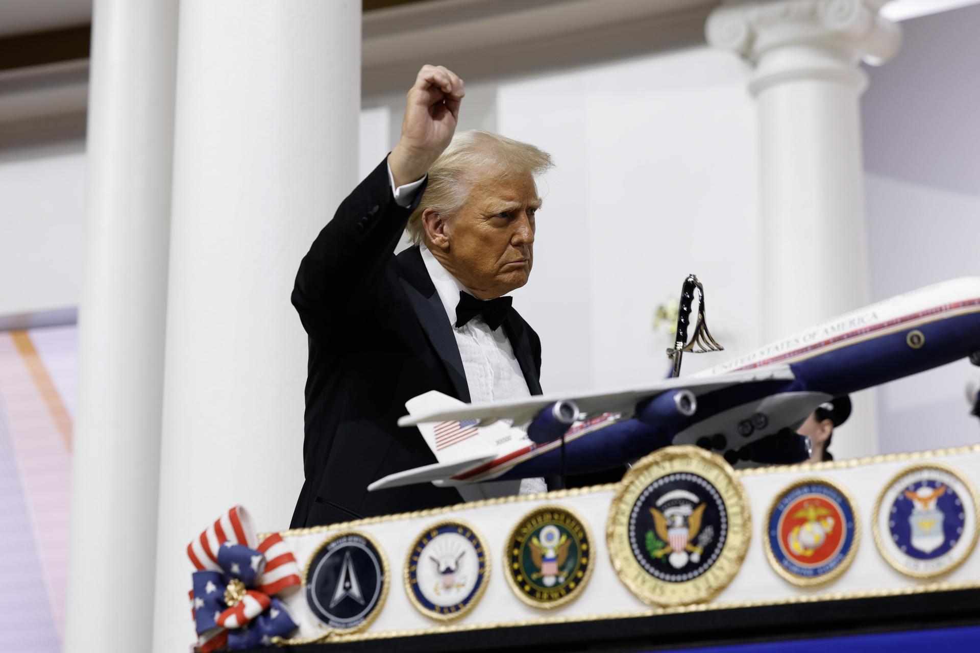 El presidente de Estados Unidos, Donald Trump, corta el pastel durante el baile del Comandante en Jefe en Washington, DC. EFE/EPA/ANNA MONEYMAKER / POOL