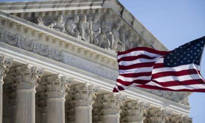 Una bandera estadounidense ondea frente a la Corte Suprema de Estados Unidos en Washington, DC (EE.UU.), el 15 de enero de 2025.  EFE/GRAEME SLOAN