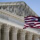 Una bandera estadounidense ondea frente a la Corte Suprema de Estados Unidos en Washington, DC (EE.UU.), el 15 de enero de 2025.  EFE/GRAEME SLOAN