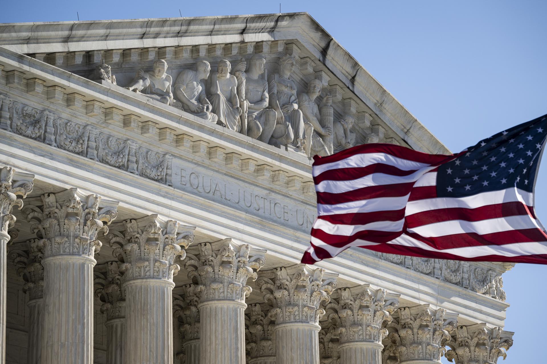 Una bandera estadounidense ondea frente a la Corte Suprema de Estados Unidos en Washington, DC (EE.UU.), el 15 de enero de 2025.  EFE/GRAEME SLOAN