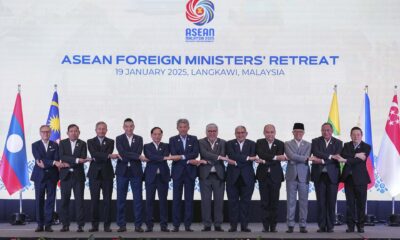 Langkawi Island (Malaysia) - Cancilleres y altos representantes de países de la ASEAN posan para la foto grupal en la cumbre que tuvo lugar en Malasia entre el 18 y el 19 de enero. EFE/EPA/AZNEAL ISHAK / POOL