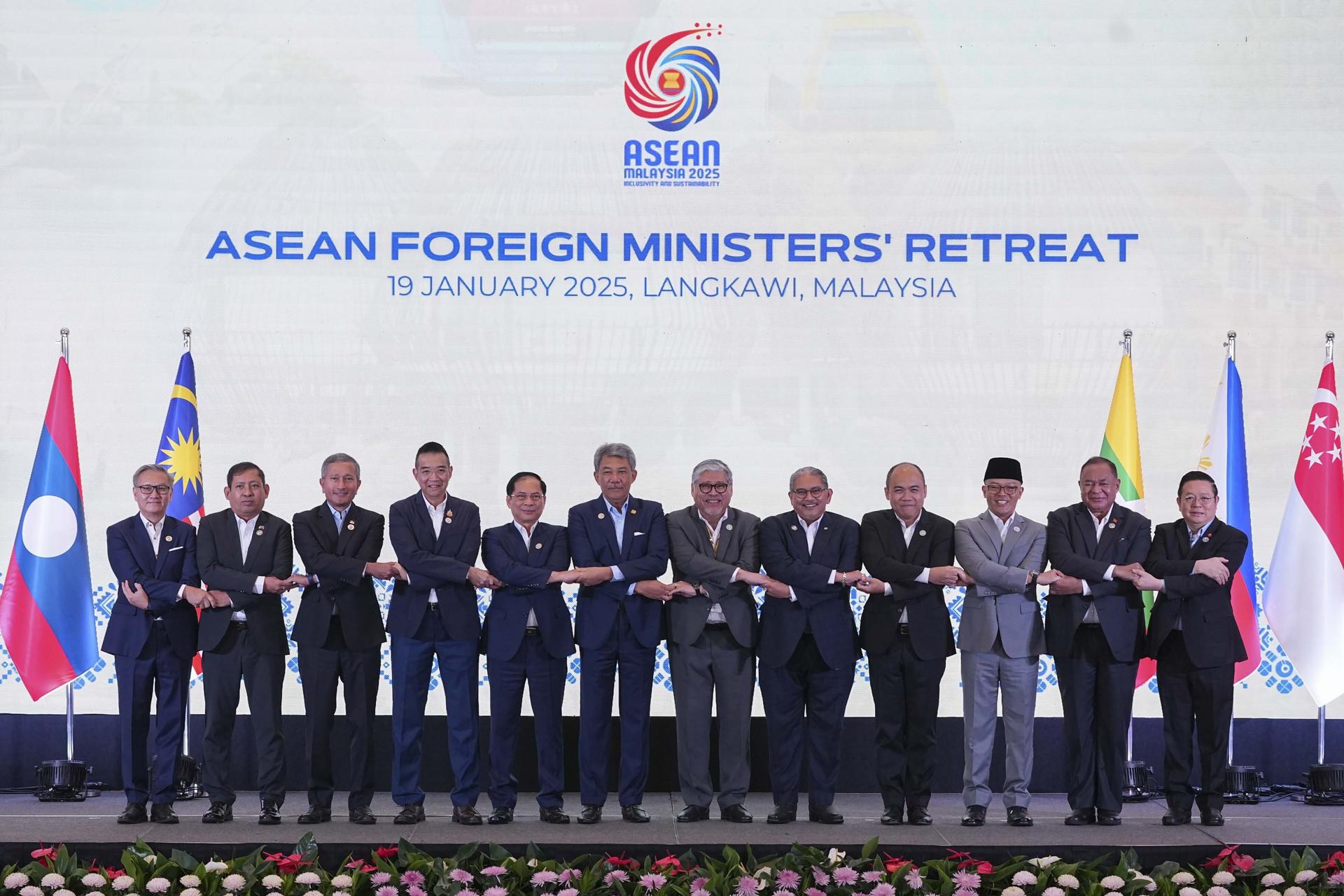 Langkawi Island (Malaysia) - Cancilleres y altos representantes de países de la ASEAN posan para la foto grupal en la cumbre que tuvo lugar en Malasia entre el 18 y el 19 de enero. EFE/EPA/AZNEAL ISHAK / POOL