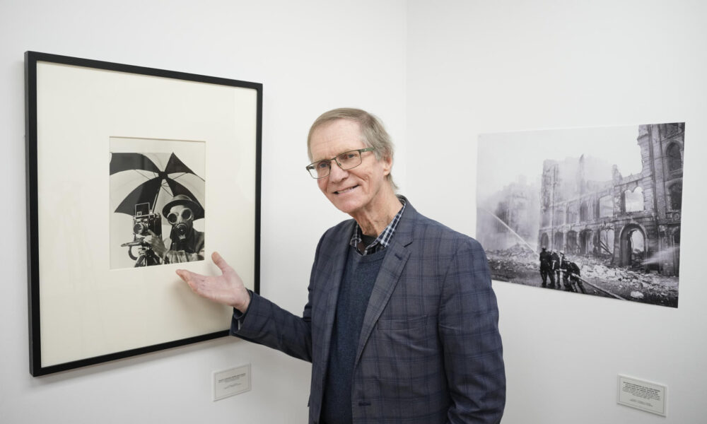 La sala FotoNostrum presentó hoy la exposición 'Lee Miller.Crónicas de guerra', que muestra 124 imágenes de esta modelo y fotógrafa de arte y moda captadas durante la Segunda Guerra Mundial para la revista Vogue y a la que asistió el hijo de la fotoperiodista, Antony Penrose. EFE/Alejandro García