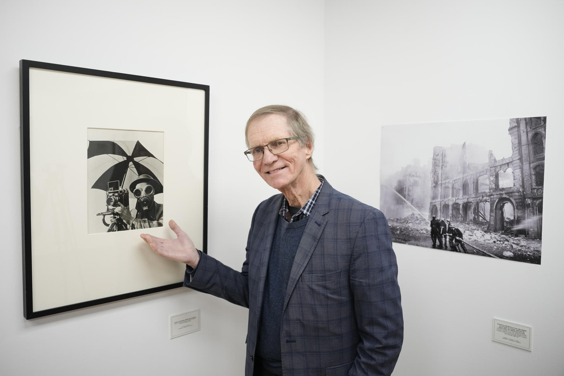 La sala FotoNostrum presentó hoy la exposición 'Lee Miller.Crónicas de guerra', que muestra 124 imágenes de esta modelo y fotógrafa de arte y moda captadas durante la Segunda Guerra Mundial para la revista Vogue y a la que asistió el hijo de la fotoperiodista, Antony Penrose. EFE/Alejandro García