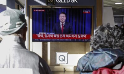 Fotografía del 21 de noviembre de 2024 de una pantalla de televisión en Seúl que muestra una transmisión en vivo del presidente surcoreano, Yoon Suk Yeol, dirigiéndose a la nación antes de una votación de destitución. EFE/JEON HEON-KYUN