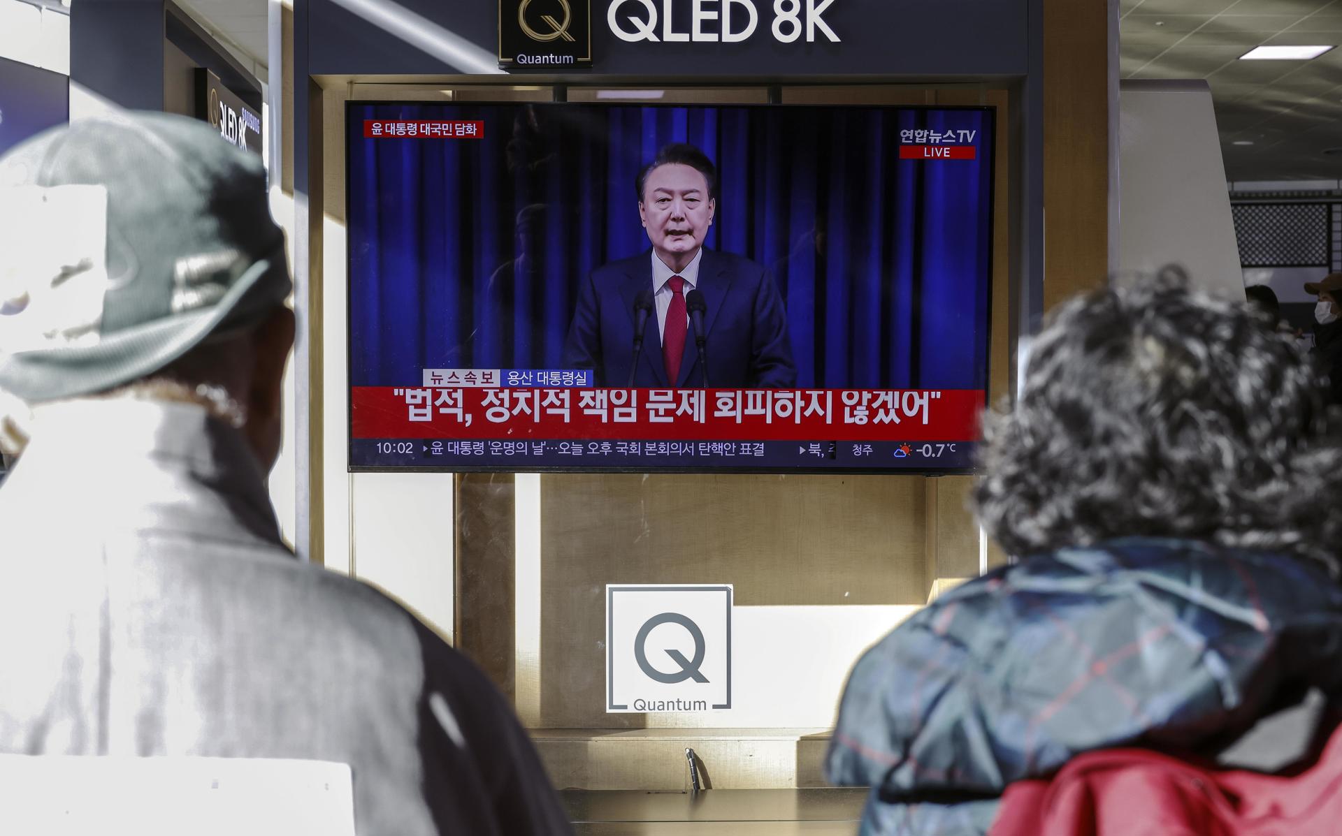 Fotografía del 21 de noviembre de 2024 de una pantalla de televisión en Seúl que muestra una transmisión en vivo del presidente surcoreano, Yoon Suk Yeol, dirigiéndose a la nación antes de una votación de destitución. EFE/JEON HEON-KYUN