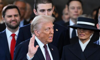 Donald Trump toma juramento como 47º presidente estadounidense en la rotonda del Capitolio estadounidense en Washington, DC (EE.UU.). EFE/EPA/SAUL LOEB/POOL