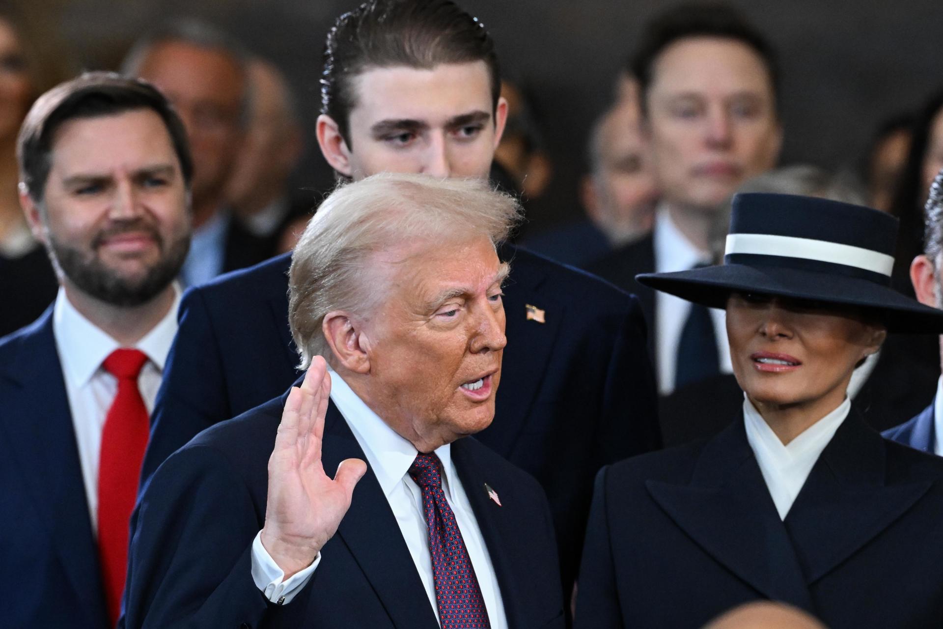 Donald Trump toma juramento como 47º presidente estadounidense en la rotonda del Capitolio estadounidense en Washington, DC (EE.UU.). EFE/EPA/SAUL LOEB/POOL