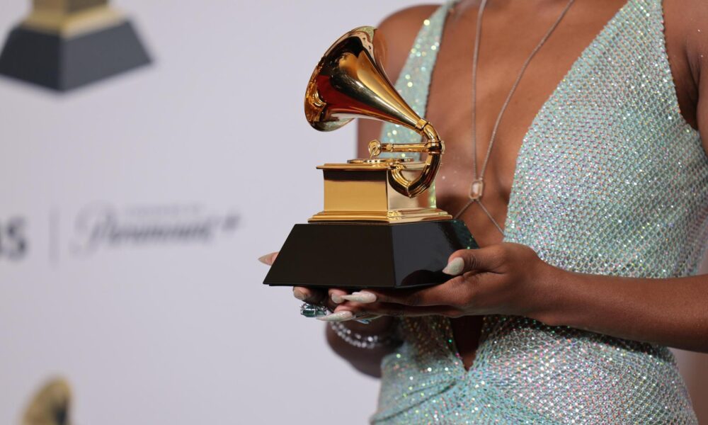 Fotografía de archivo de una estatuilla de los premios Grammy. EFE/EPA/ALLISON DINNER