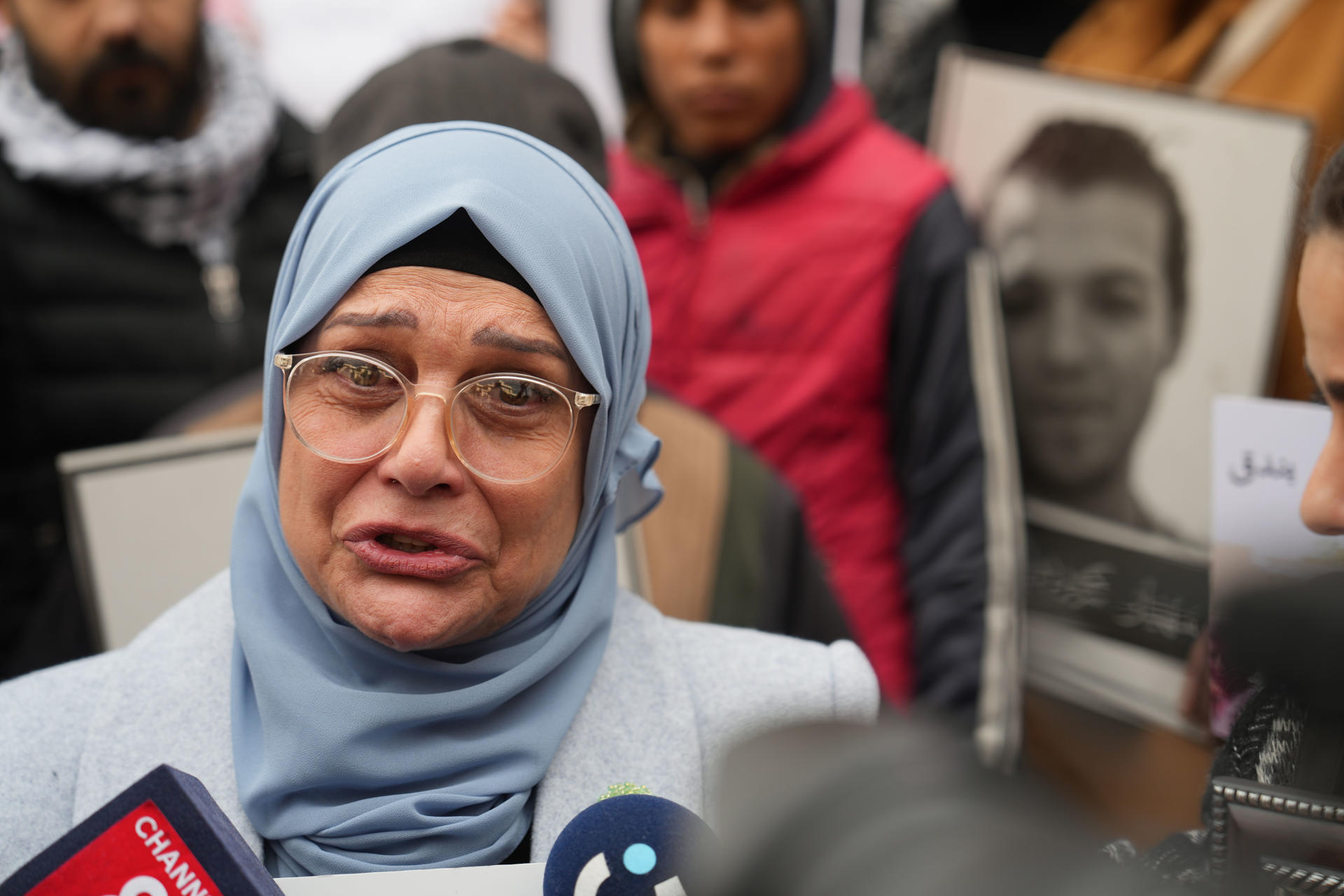 Decenas de familiares y amigos de personas desaparecidas durante el régimen del depuesto presidente sirio Bachar al Asad se concentraron este viernes en el centro de Damasco para exigir respuestas sobre el paradero de sus seres queridos y compartir información que pueda ayudarles en su búsqueda. 27 de diciembre de 2024 
EFE/ Yahya Nemah