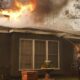 Un hombre utiliza una manguera de jardín para apagar las llamas en el tejado de una casa que arde como consecuencia del incendio forestal Eaton en Altadena, California (EE.UU.). EFE/CAROLINE BREHMAN