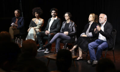 De izquierda a derecha el coordinador nacional de teatro, Luis Mario Moncada, los actores; Yessica Borroto, Everardo Arzate, Emma Dib y Marina de Tavira; y el director de escena, Enrique Singer, participan en una rueda de prensa este martes, en Ciudad de México (México). EFE/José Méndez