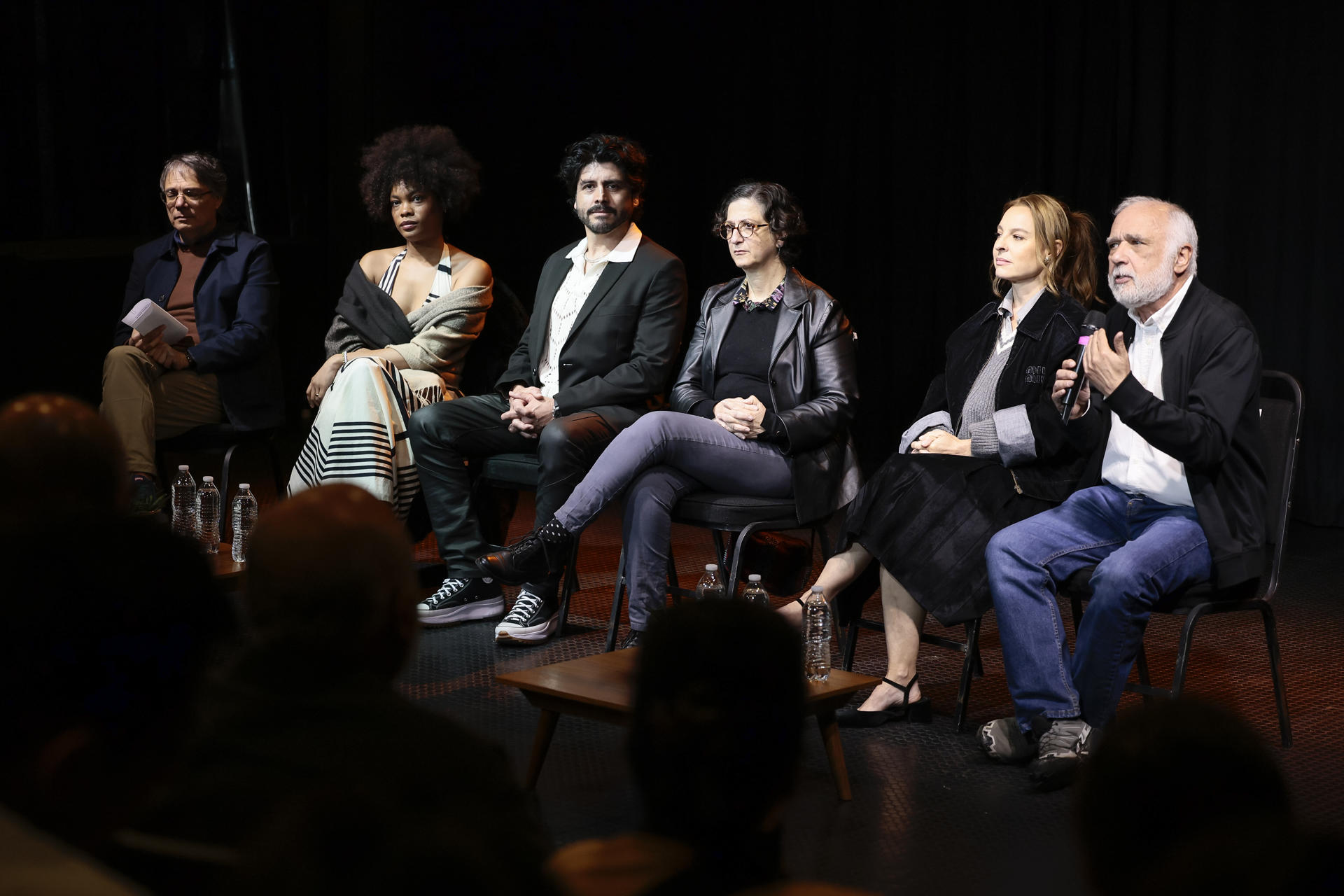 De izquierda a derecha el coordinador nacional de teatro, Luis Mario Moncada, los actores; Yessica Borroto, Everardo Arzate, Emma Dib y Marina de Tavira; y el director de escena, Enrique Singer, participan en una rueda de prensa este martes, en Ciudad de México (México). EFE/José Méndez