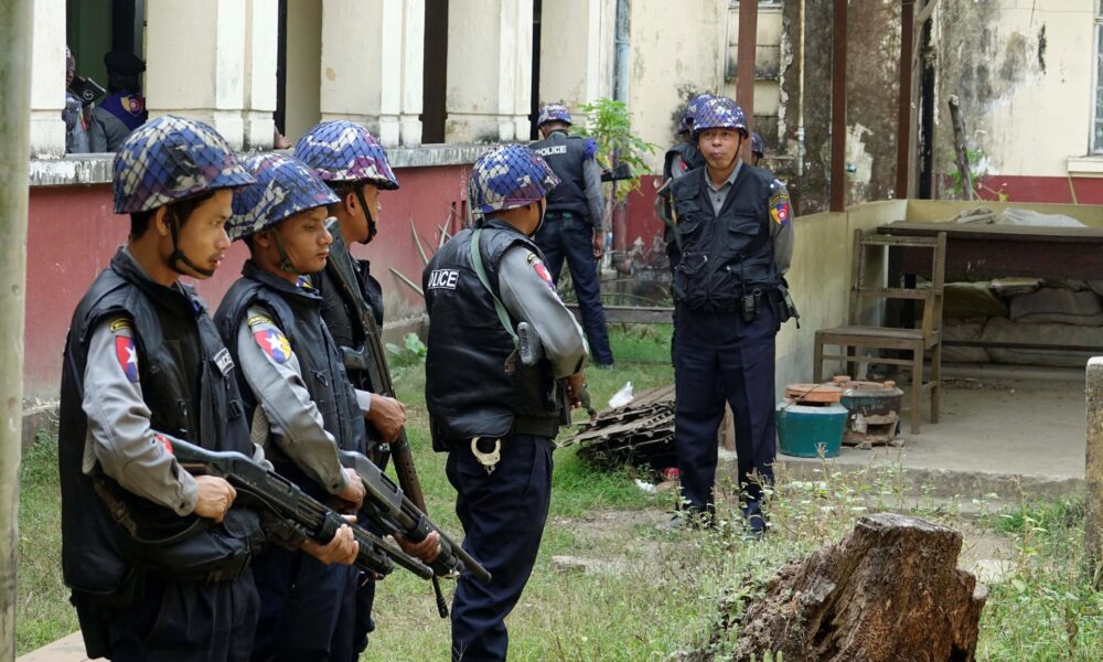 Foto de Archivo de la policía birmana en Sittwe, Rakháin, en 2018. EPA/NYUNT WIN