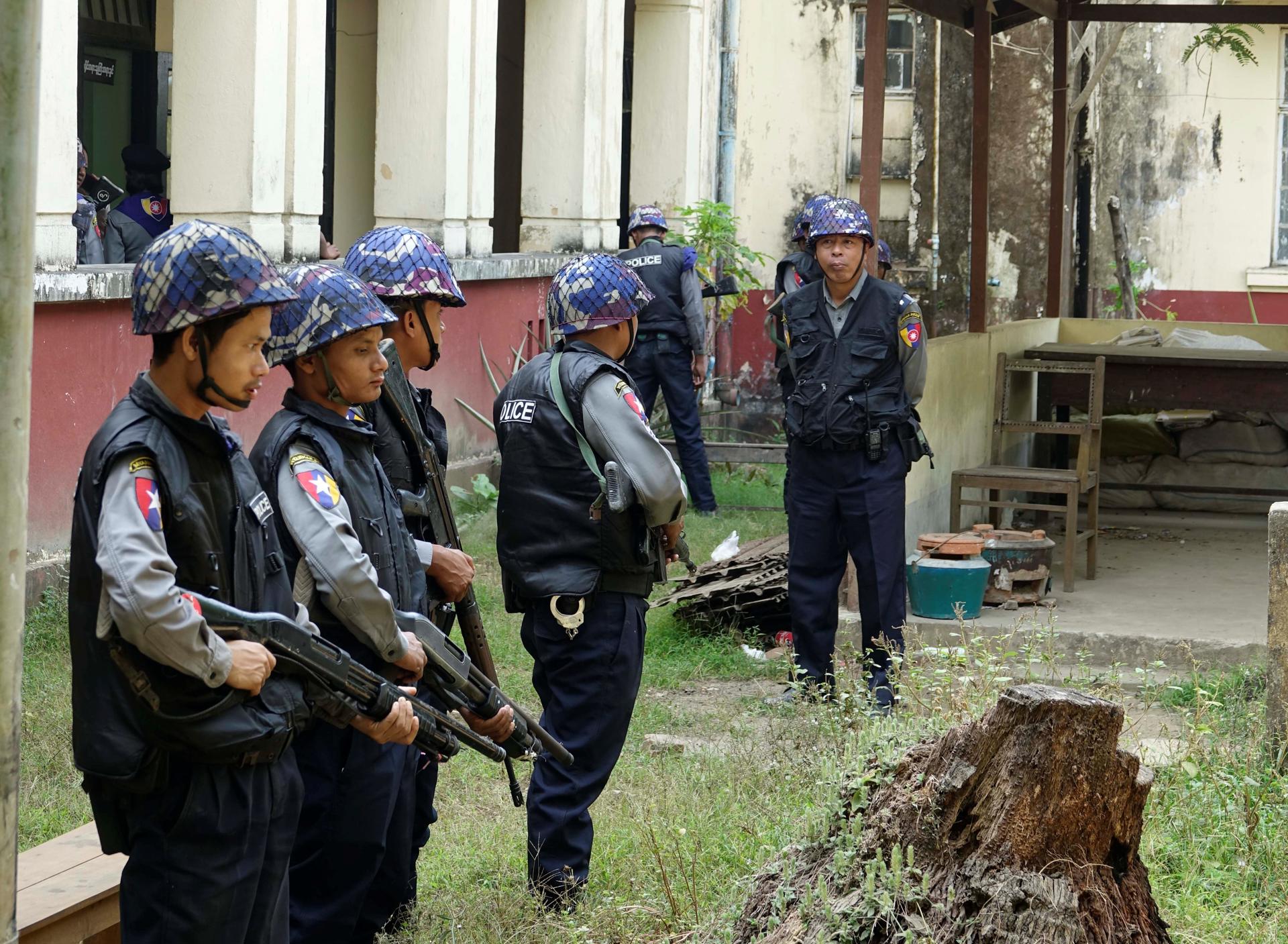 Foto de Archivo de la policía birmana en Sittwe, Rakháin, en 2018. EPA/NYUNT WIN