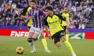 El centrocampista argentino del Betis, Giovani Lo Celso (d) controla el balón en el partido de LaLiga ante el Valladolid, de la pasada jornada. EFE/R. GARCÍA.