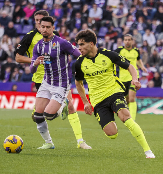 El centrocampista argentino del Betis, Giovani Lo Celso (d) controla el balón en el partido de LaLiga ante el Valladolid, de la pasada jornada. EFE/R. GARCÍA.