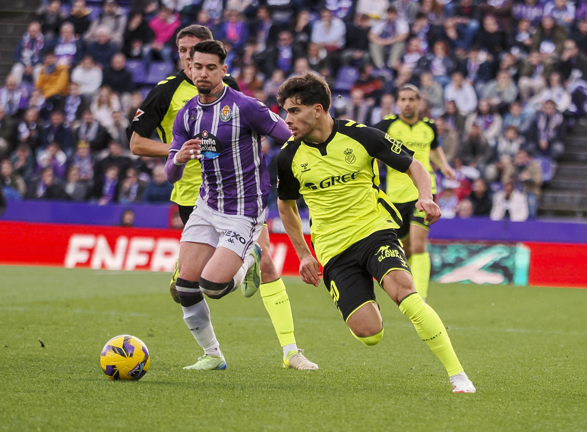 El centrocampista argentino del Betis, Giovani Lo Celso (d) controla el balón en el partido de LaLiga ante el Valladolid, de la pasada jornada. EFE/R. GARCÍA.