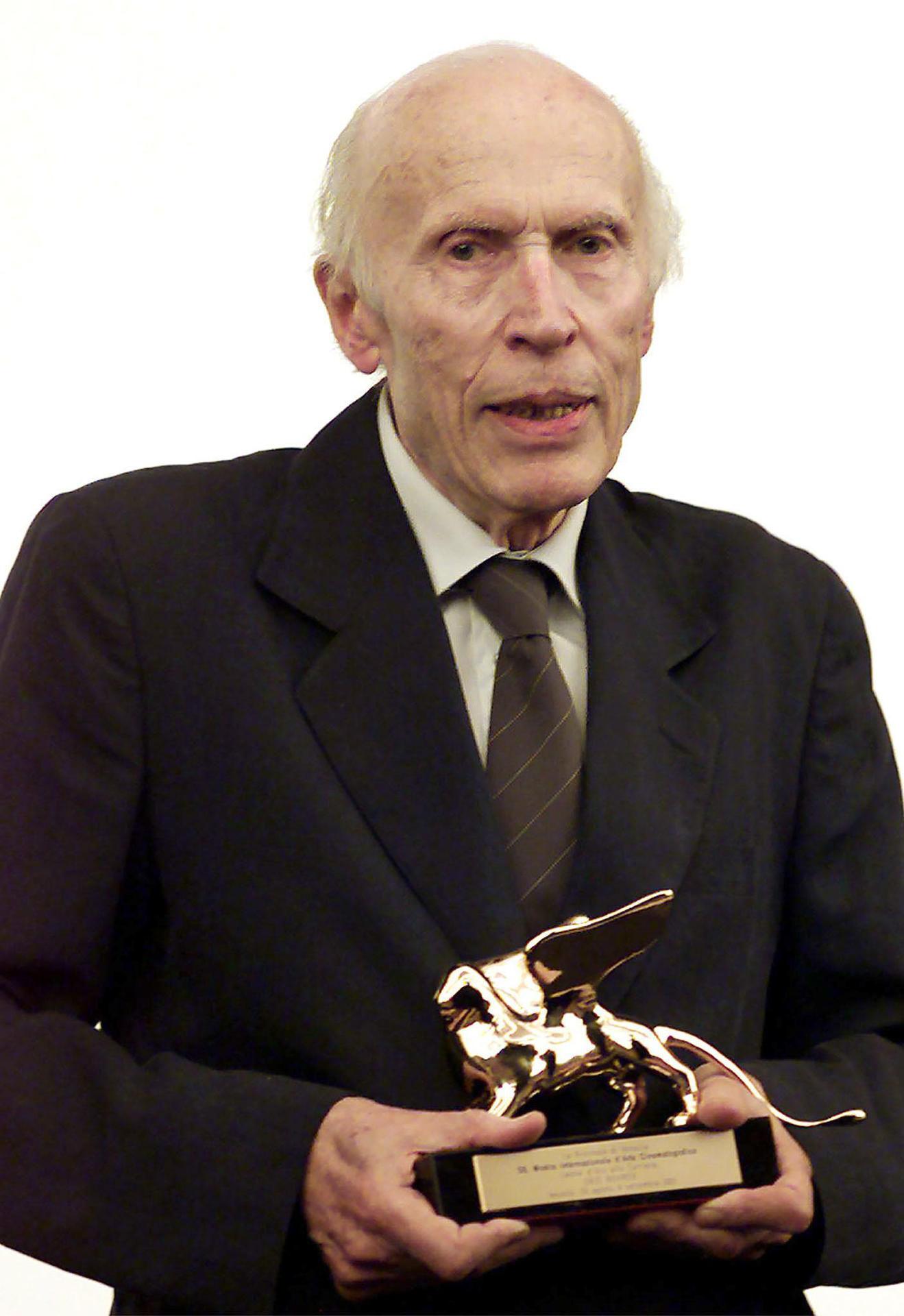 20010907 - Venecia. Italia.- El director de cine francés Eric Rohmer recibe el premio 'Leon  de Oro' en reconocimiento a toda su  carrera cinematográfica, durante la 58 edición del Festival de Venecia. EPA ANSA/CLAUDIO ONORATI/EFE/Archivo