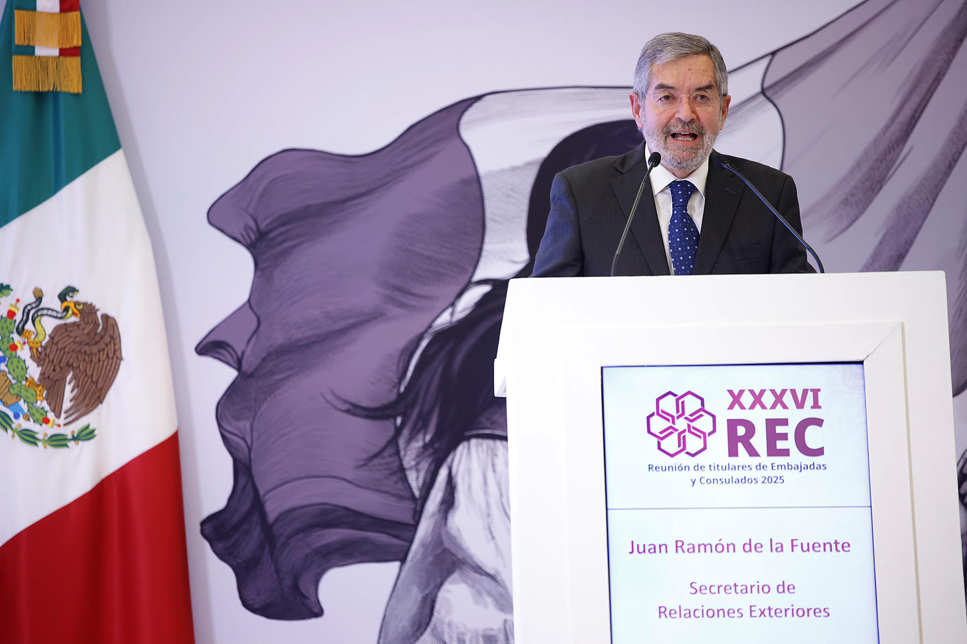 Fotografía cedida por la Secretaría de Relaciones Exteriores, del canciller Juan Ramón de la Fuente, durante la inauguración de la Reunión de Titulares de Embajadas y Consulados, este lunes en Ciudad de México(México). EFE/ Secretaría de Relaciones Exteriores /SOLO USO EDITORIAL/SOLO DISPONIBLE PARA ILUSTRAR LA NOTICIA QUE ACOMPAÑA (CRÉDITO OBLIGATORIO)