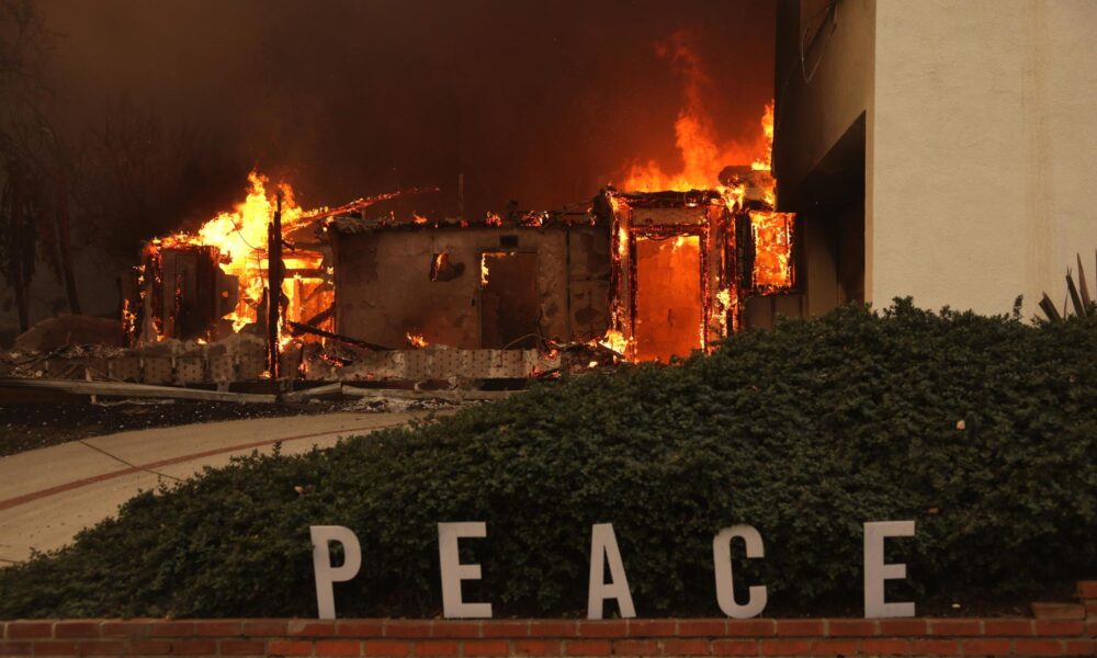 Una casa arde por el incendio forestal de Palisades en el barrio de Pacific Palisades de Los Angeles, California, EE.UU. EFE/ALLISON DINNER