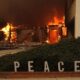 Una casa arde por el incendio forestal de Palisades en el barrio de Pacific Palisades de Los Angeles, California, EE.UU. EFE/ALLISON DINNER