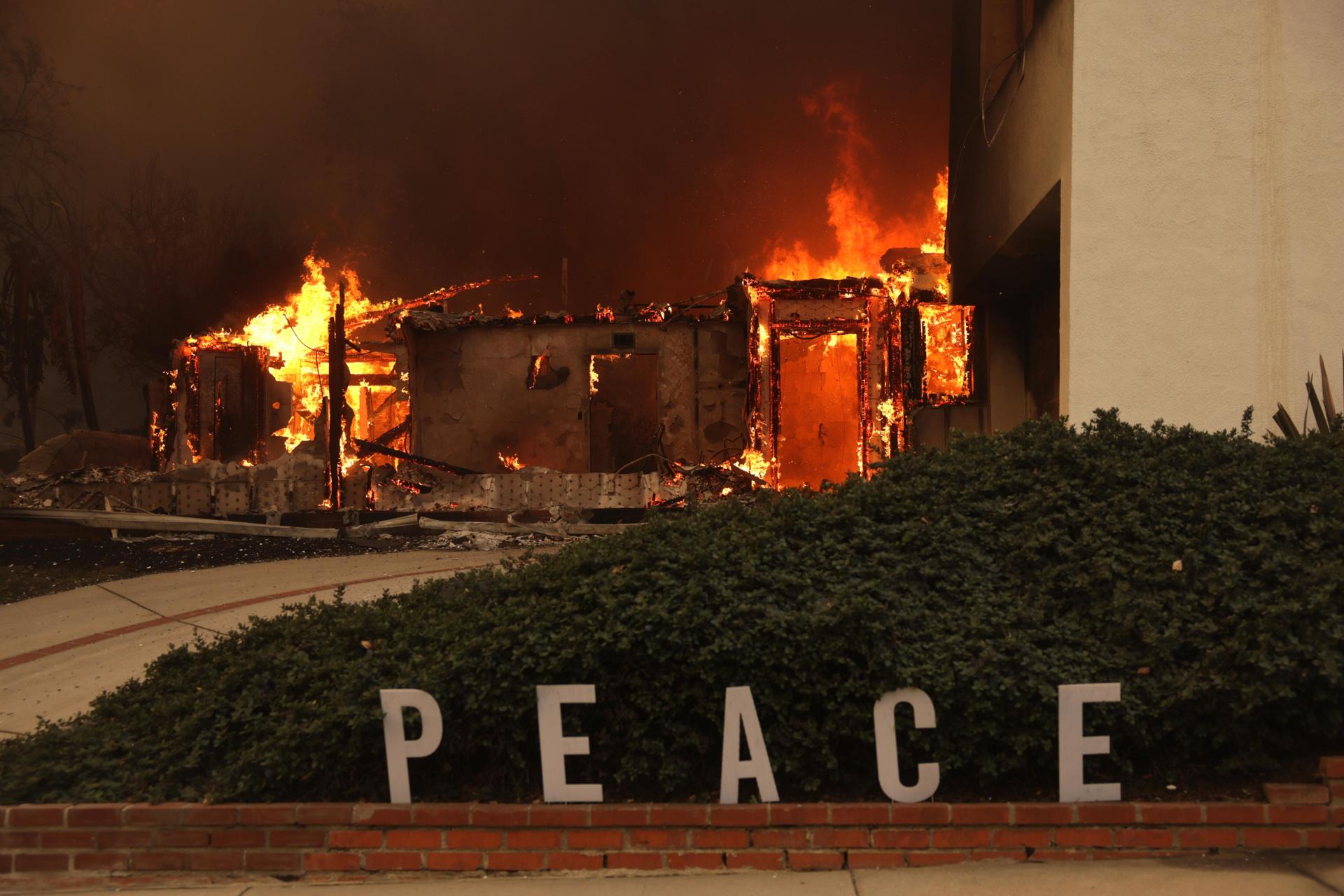 Una casa arde por el incendio forestal de Palisades en el barrio de Pacific Palisades de Los Angeles, California, EE.UU. EFE/ALLISON DINNER