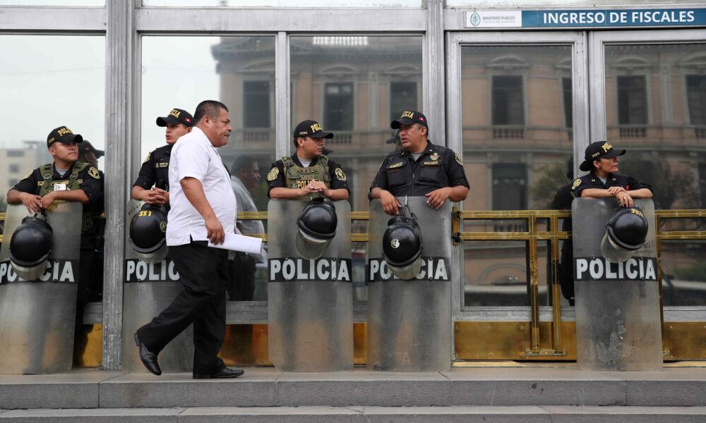 Integrantes de la Policía del Perú vigilan a fuera de la sede de la Fiscalía este lunes, Lima (Perú). EFE/ Paolo Aguilar