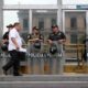 Integrantes de la Policía del Perú vigilan a fuera de la sede de la Fiscalía este lunes, Lima (Perú). EFE/ Paolo Aguilar