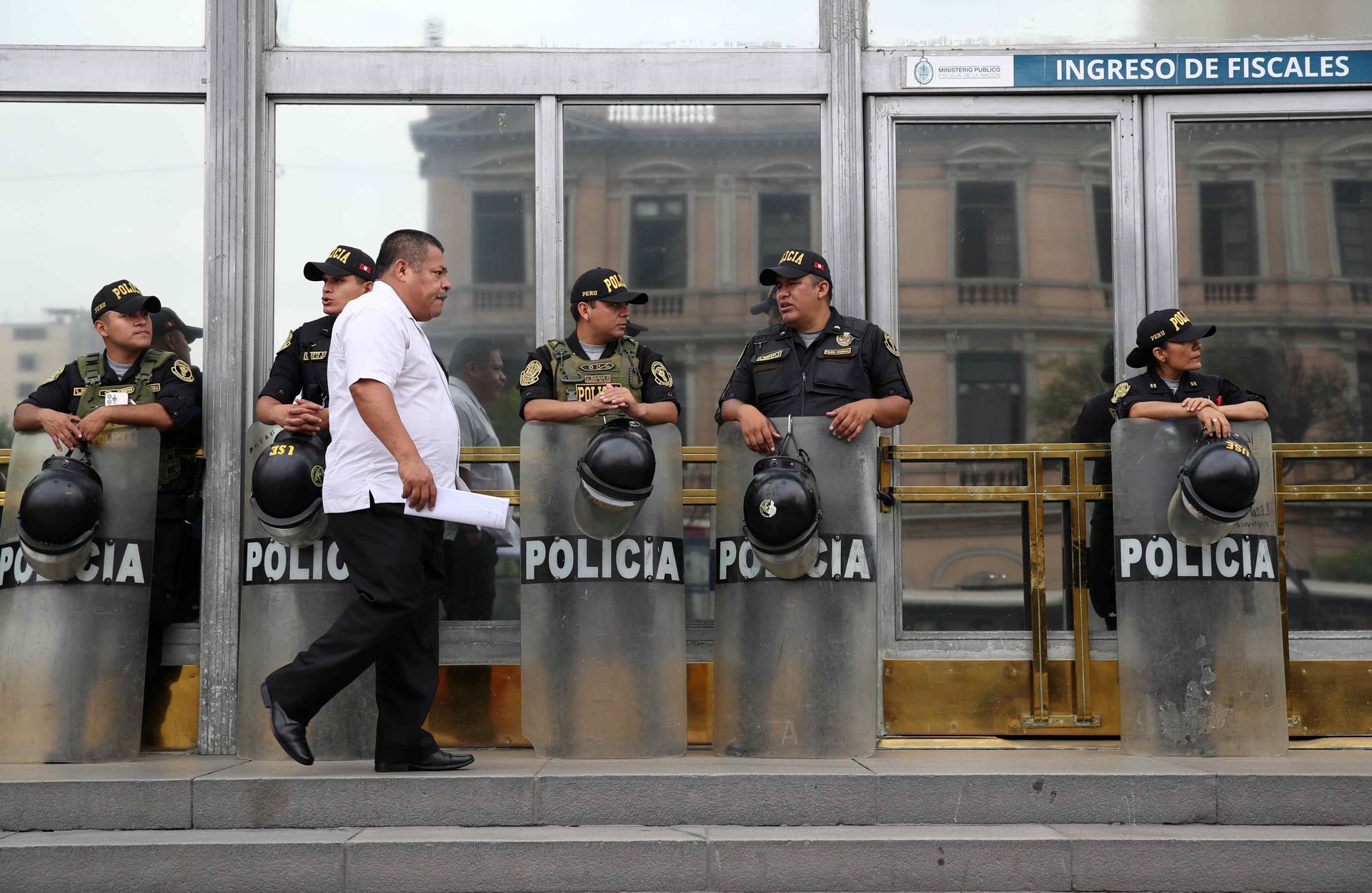 Integrantes de la Policía del Perú vigilan a fuera de la sede de la Fiscalía este lunes, Lima (Perú). EFE/ Paolo Aguilar