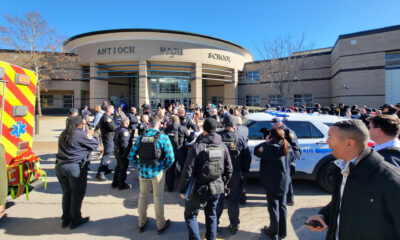 Fotografía tomada de la cuenta en X de la Policía Metropolitana de Nashville de agentes en la escuela secundaria Antioch donde se produjo un tiroteo este miércoles, en Nashville (EE.UU.). EFE/ Policía Metropolitana De Nashville / SOLO USO EDITORIAL/ SOLO DISPONIBLE PARA ILUSTRAR LA NOTICIA QUE ACOMPAÑA (CRÉDITO OBLIGATORIO)