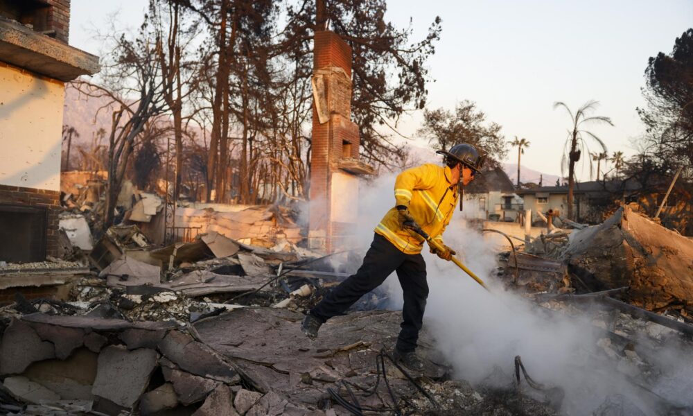 Un bombero trabaja en la extinción de los incendios en Altadena, California. EFE/EPA/CAROLINE BREHMAN