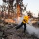 Un bombero trabaja en la extinción de los incendios en Altadena, California. EFE/EPA/CAROLINE BREHMAN