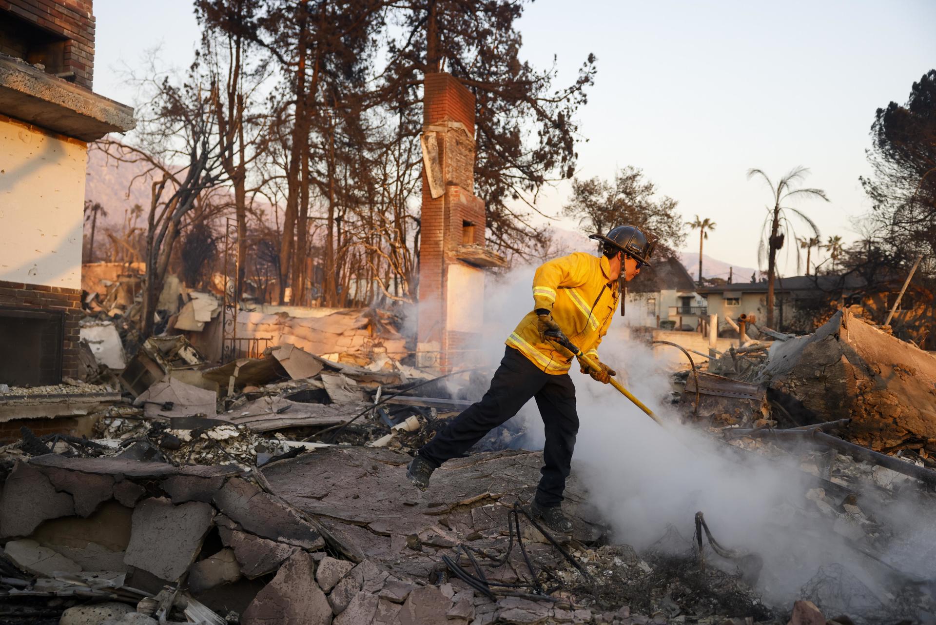 Un bombero trabaja en la extinción de los incendios en Altadena, California. EFE/EPA/CAROLINE BREHMAN