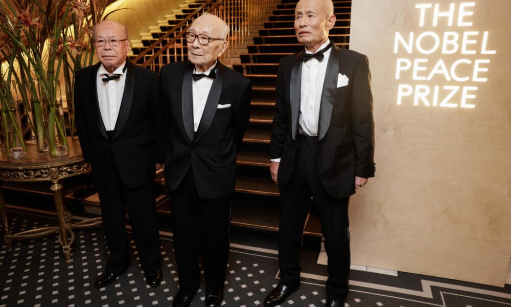 De izquierda a derecha Shigemitsu Tanaka, Terumi Tanaka y Toshiyuki Mimaki de la organización japonesa Nihon Hidankyo, ganadora del Premio Nobel de la Paz 2024, en una fotografía de archivo. EFE/JONAS BEEN HENRIKSEN