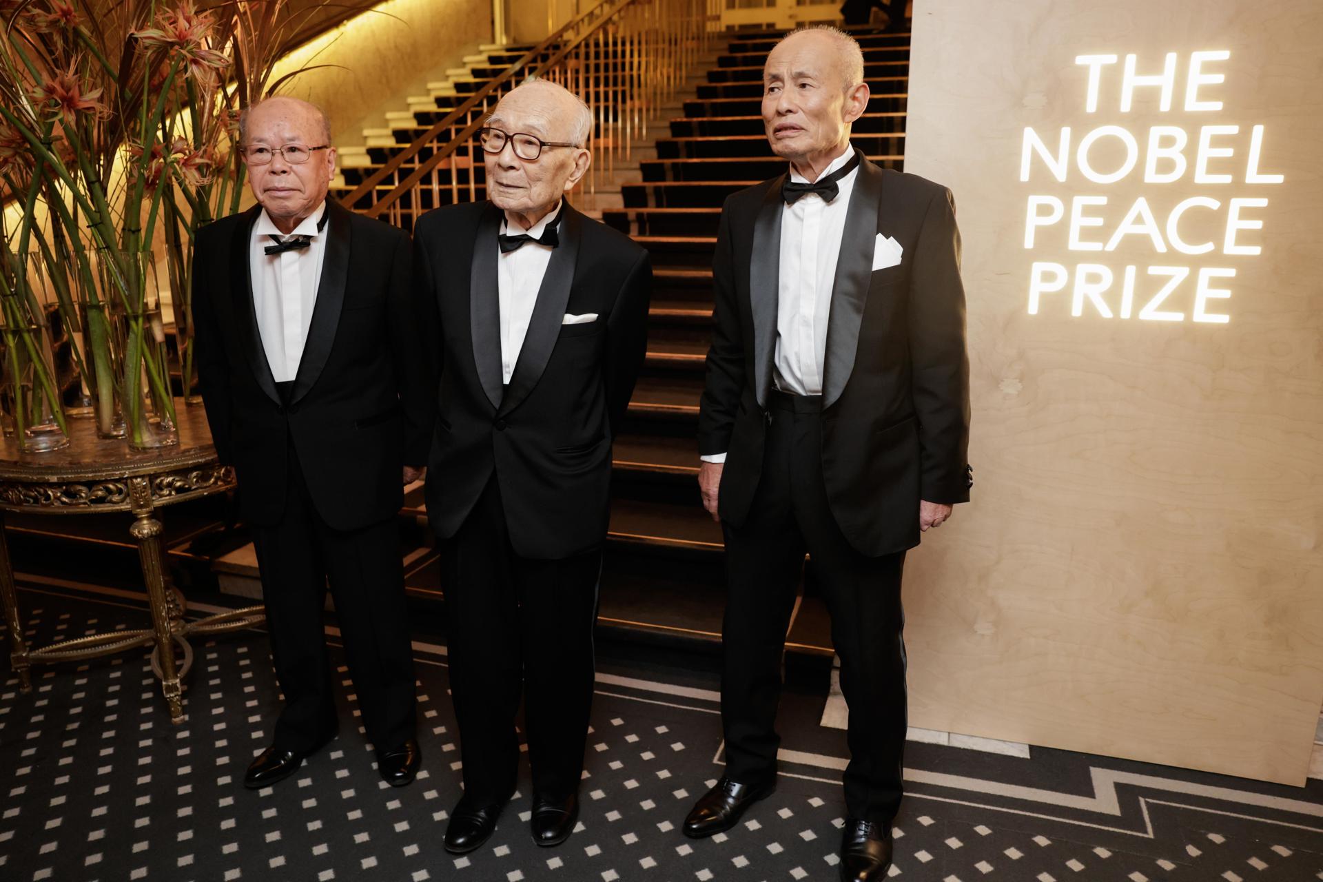 De izquierda a derecha Shigemitsu Tanaka, Terumi Tanaka y Toshiyuki Mimaki de la organización japonesa Nihon Hidankyo, ganadora del Premio Nobel de la Paz 2024, en una fotografía de archivo. EFE/JONAS BEEN HENRIKSEN