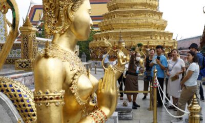 Fotografía de archivo (27/09/2024) que muestra a turistas en Tailandia, visitando el Templo del Buda de Esmeralda. EFE/EPA/NARONG SANGNAK