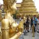 Fotografía de archivo (27/09/2024) que muestra a turistas en Tailandia, visitando el Templo del Buda de Esmeralda. EFE/EPA/NARONG SANGNAK