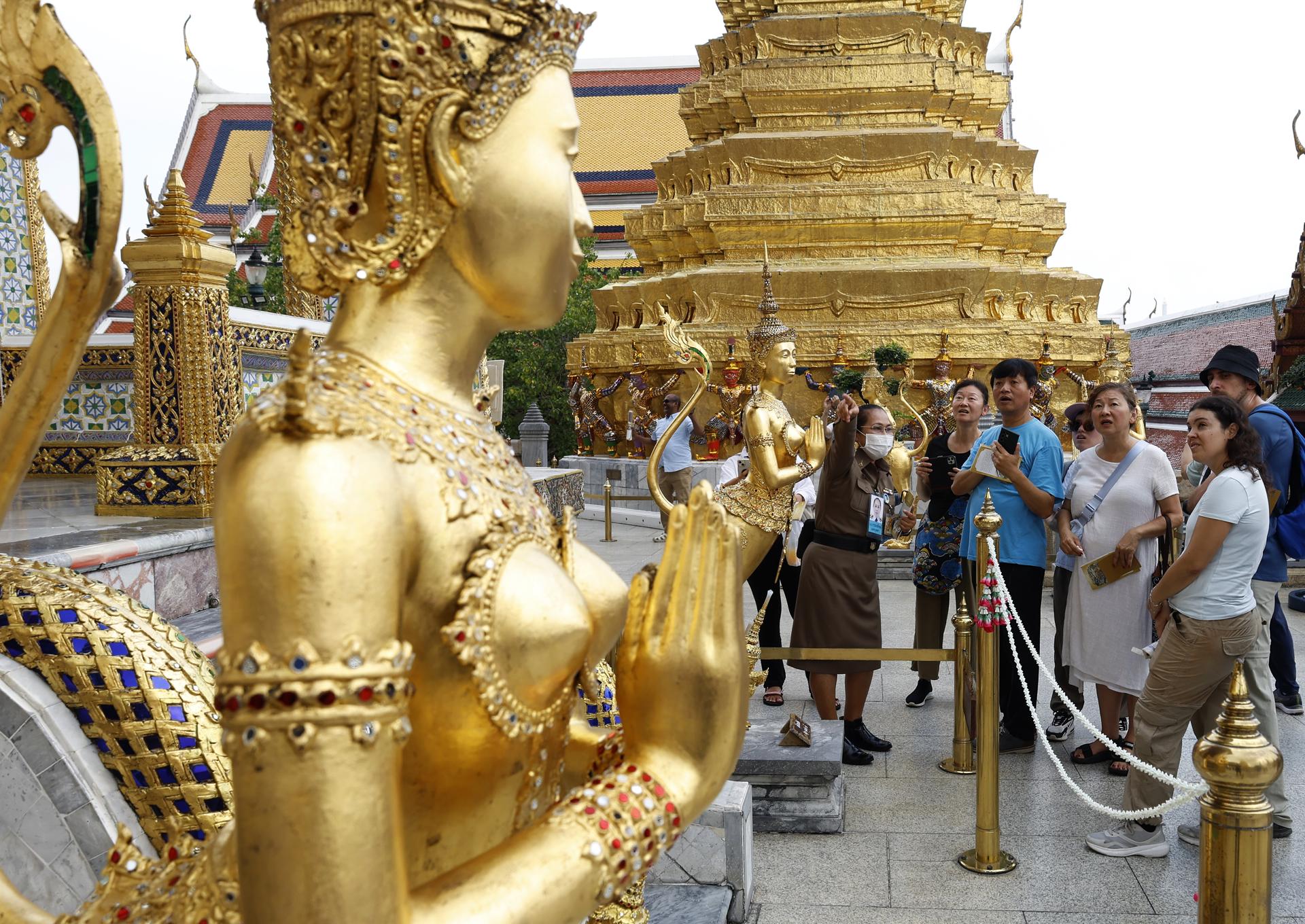 Fotografía de archivo (27/09/2024) que muestra a turistas en Tailandia, visitando el Templo del Buda de Esmeralda. EFE/EPA/NARONG SANGNAK