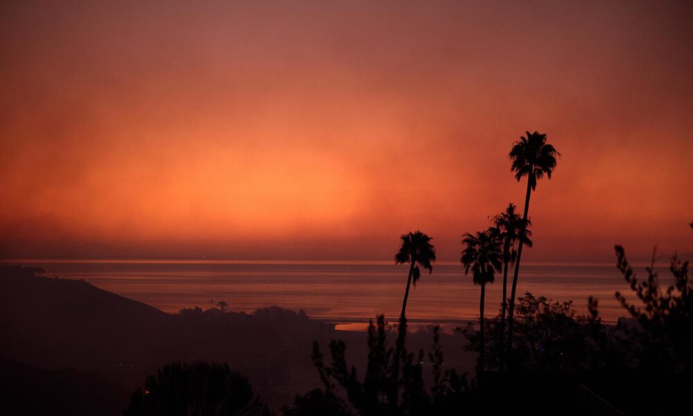 Fotografía de archivo que muestra al sol que sale mientras un incendio forestal, denominado "incendio Franklin" por las autoridades, arde en Malibú, California, EE. UU., el 10 de diciembre de 2024.EFE/EPA/Allison Dinner