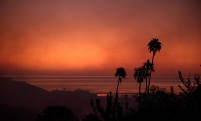 Fotografía de archivo que muestra al sol que sale mientras un incendio forestal, denominado "incendio Franklin" por las autoridades, arde en Malibú, California, EE. UU., el 10 de diciembre de 2024.EFE/EPA/Allison Dinner