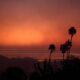 Fotografía de archivo que muestra al sol que sale mientras un incendio forestal, denominado "incendio Franklin" por las autoridades, arde en Malibú, California, EE. UU., el 10 de diciembre de 2024.EFE/EPA/Allison Dinner