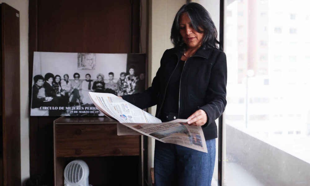 Fotografía del 4 de septiembre de 2024 de la presidenta de la Asociación Nacional de Periodistas de Bolivia (ANPB), Zulema Alanes, leyendo un periódico durante una entrevista con EFE, en La Paz (Bolivia). EFE/ Luis Gandarillas