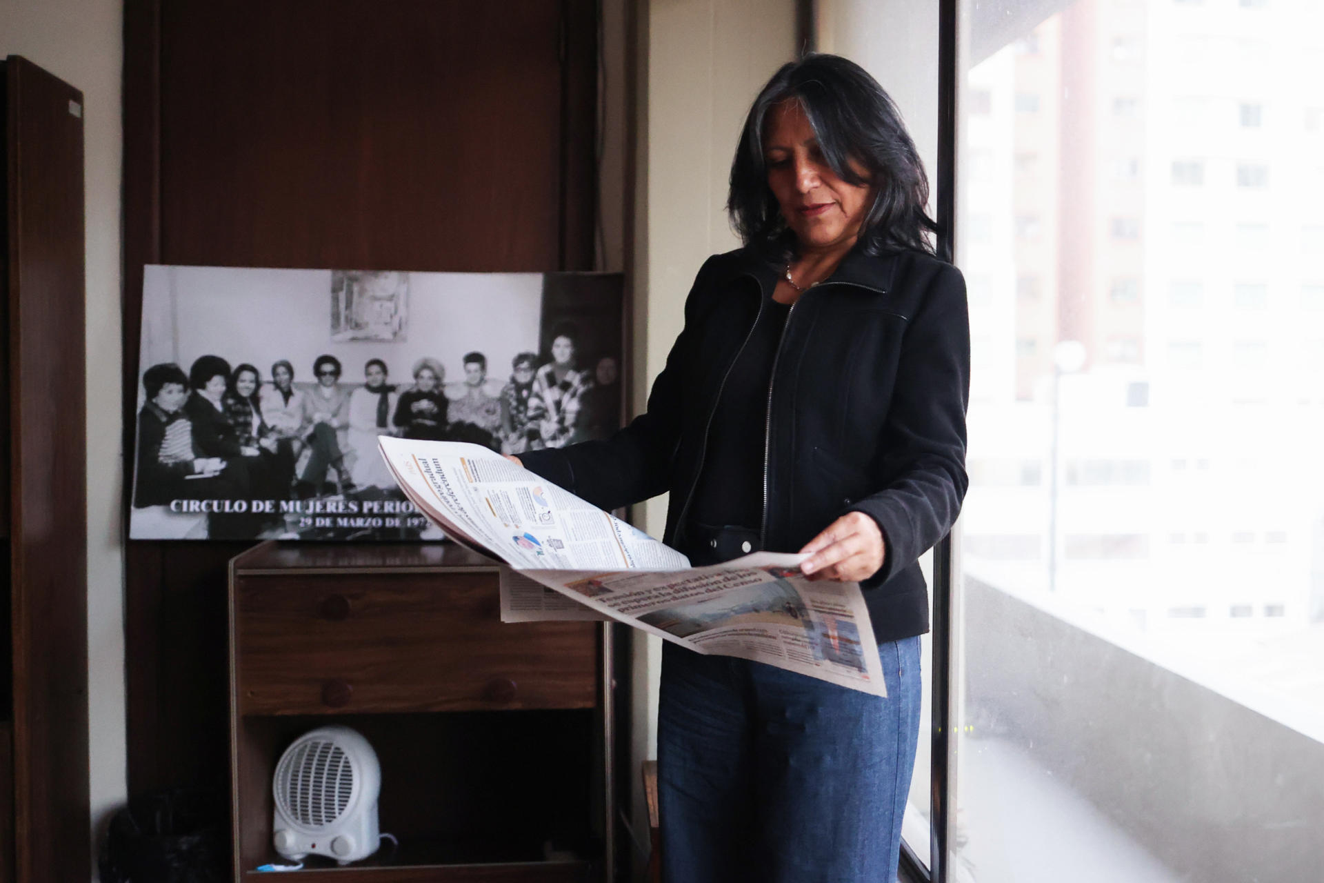 Fotografía del 4 de septiembre de 2024 de la presidenta de la Asociación Nacional de Periodistas de Bolivia (ANPB), Zulema Alanes, leyendo un periódico durante una entrevista con EFE, en La Paz (Bolivia). EFE/ Luis Gandarillas