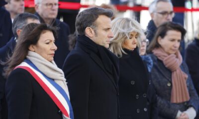 (De izq. a der.) La alcaldesa de París, Anne Hidalgo, el presidente de Francia, Emmanuel Macron, y su esposa, Brigitte Macron, asisten a las conmemoraciones de los 10 años del ataque islamista al periódico satírico Charlie Hebdo y al supermercado judío Hypercacher en París, Francia. EFE/EPA/Ludovic Marin / POOL