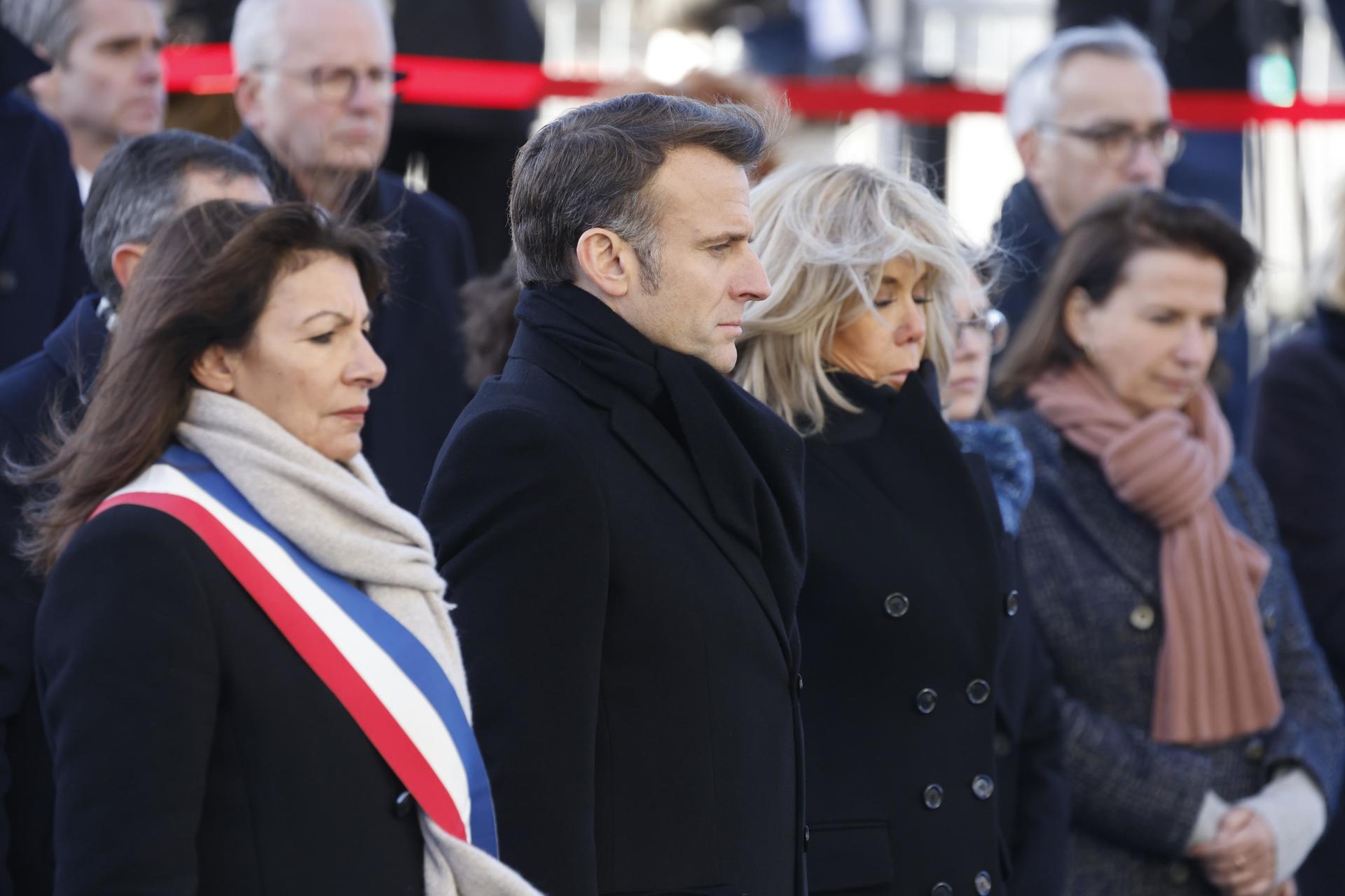 (De izq. a der.) La alcaldesa de París, Anne Hidalgo, el presidente de Francia, Emmanuel Macron, y su esposa, Brigitte Macron, asisten a las conmemoraciones de los 10 años del ataque islamista al periódico satírico Charlie Hebdo y al supermercado judío Hypercacher en París, Francia. EFE/EPA/Ludovic Marin / POOL