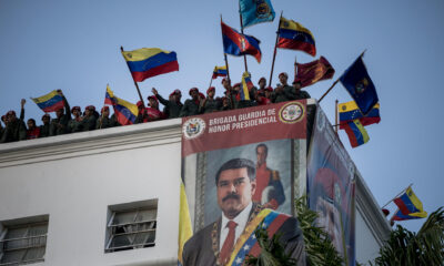 Civiles adeptos al oficialismo participan en un acto de juramentación de milicias bolivarianas este martes, en Caracas (Venezuela). EFE/ Miguel Gutierrez