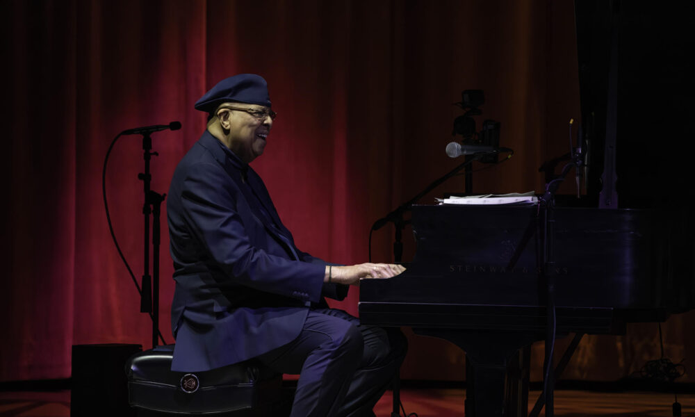 Fotografía cedida sin fecha por Adrienne Arsht Center del compositor, arreglista y pianista cubano Chucho Valdés durante una presentación. EFE/Daniel Azoulay