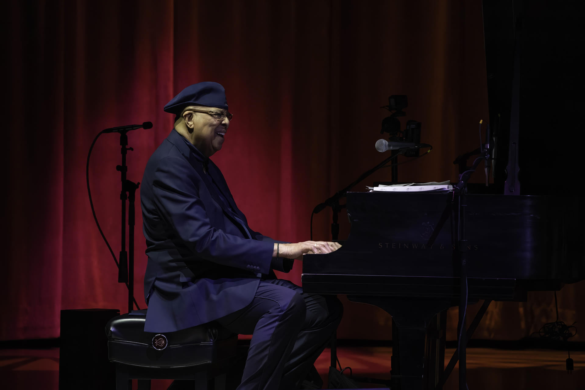 Fotografía cedida sin fecha por Adrienne Arsht Center del compositor, arreglista y pianista cubano Chucho Valdés durante una presentación. EFE/Daniel Azoulay