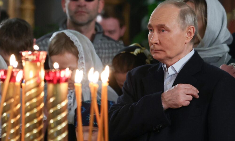 El presidente ruso, Vladimir Putin, asiste a la misa de Navidad ortodoxa en una iglesia del Parque de la Victoria en Moscú. EFE/EPA/VYACHESLAV PROKOFIEV / SPUTNIK / GRUPO DEL KREMLIN